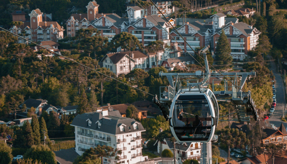 Vista panorâmica da cidade de Campos do Jordão, com sua arquitetura típica e montanhas ao fundo