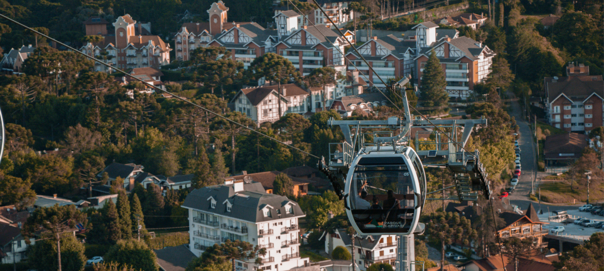 Vista panorâmica da cidade de Campos do Jordão, com sua arquitetura típica e montanhas ao fundo
